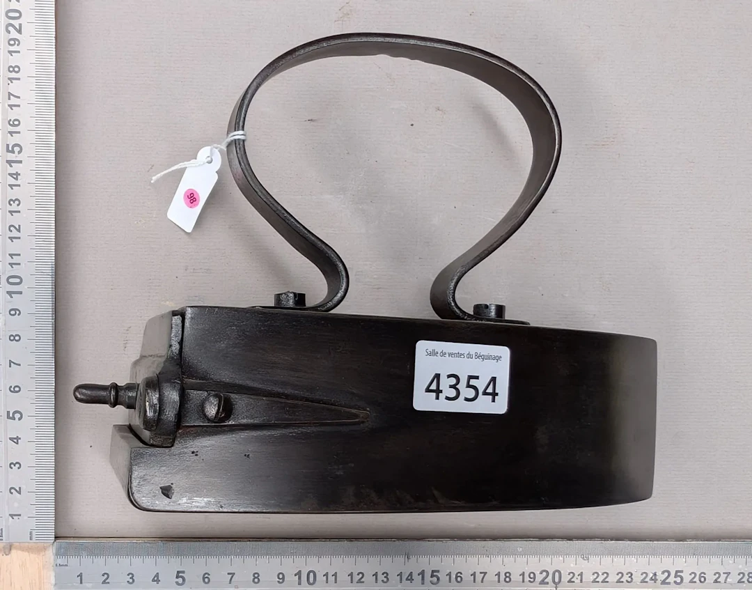 Antique iron - See photos for dimensions and condition
