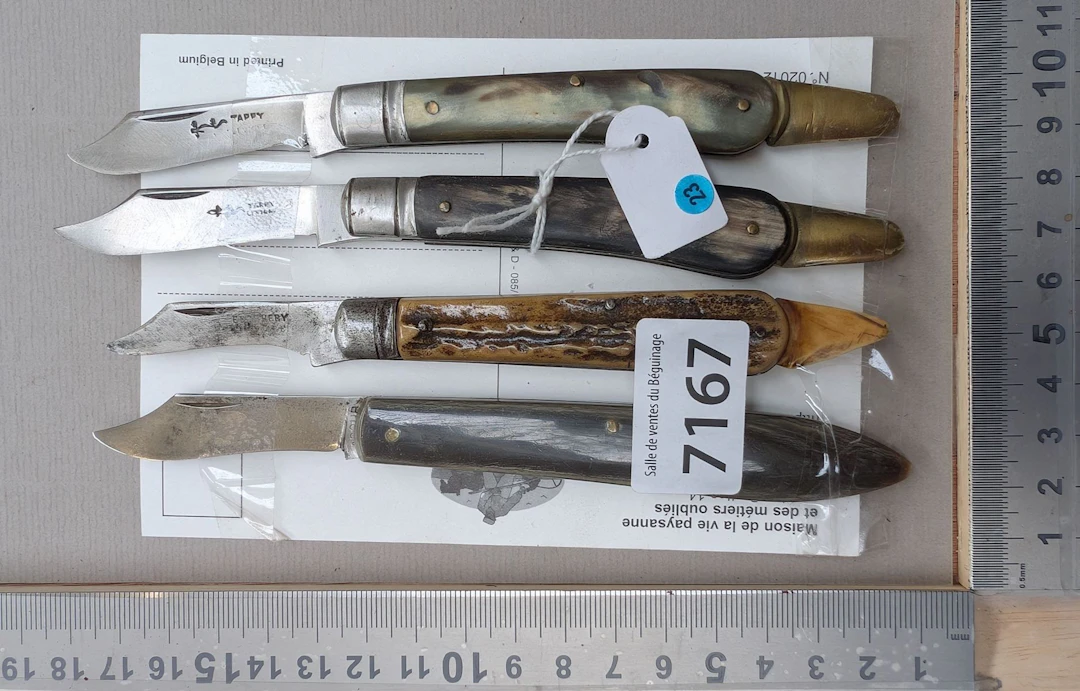 4 folding knives with horn handles (for carving) - See photos for