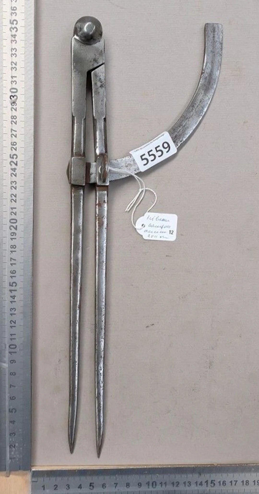 An antique 18th-century compass, in very good condition—see photos