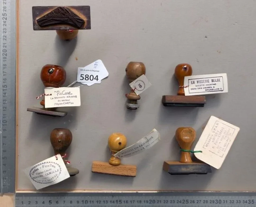 Display stand for 7 stamps - See photos for dimensions and condition