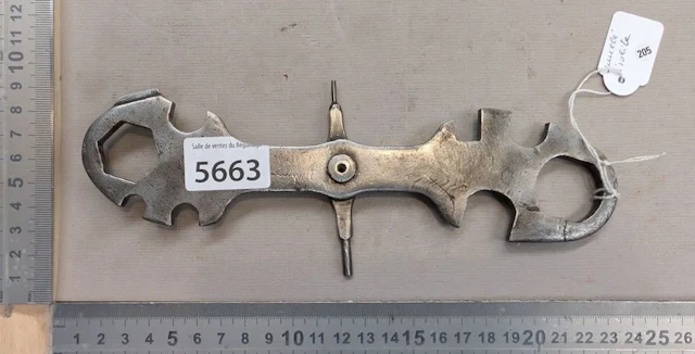 A unique antique key—see photos for dimensions and condition