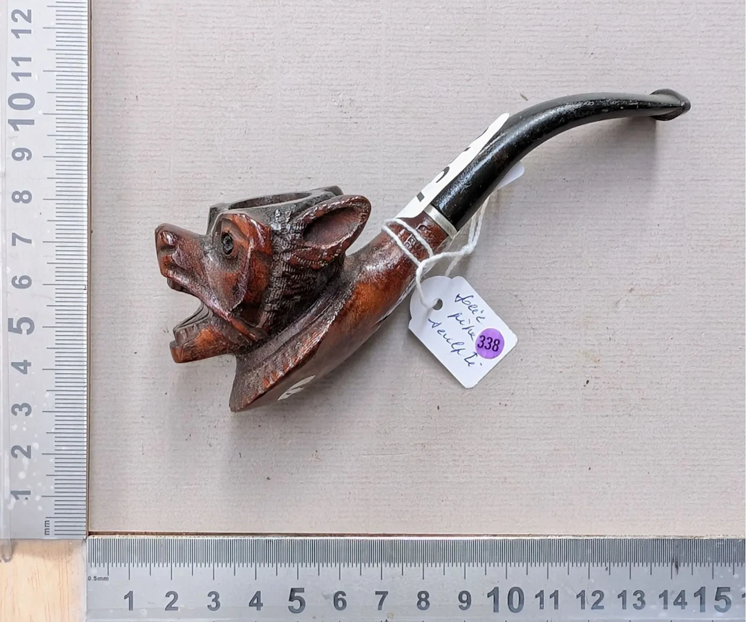 1 antique carved pipe—see photos for dimensions and condition