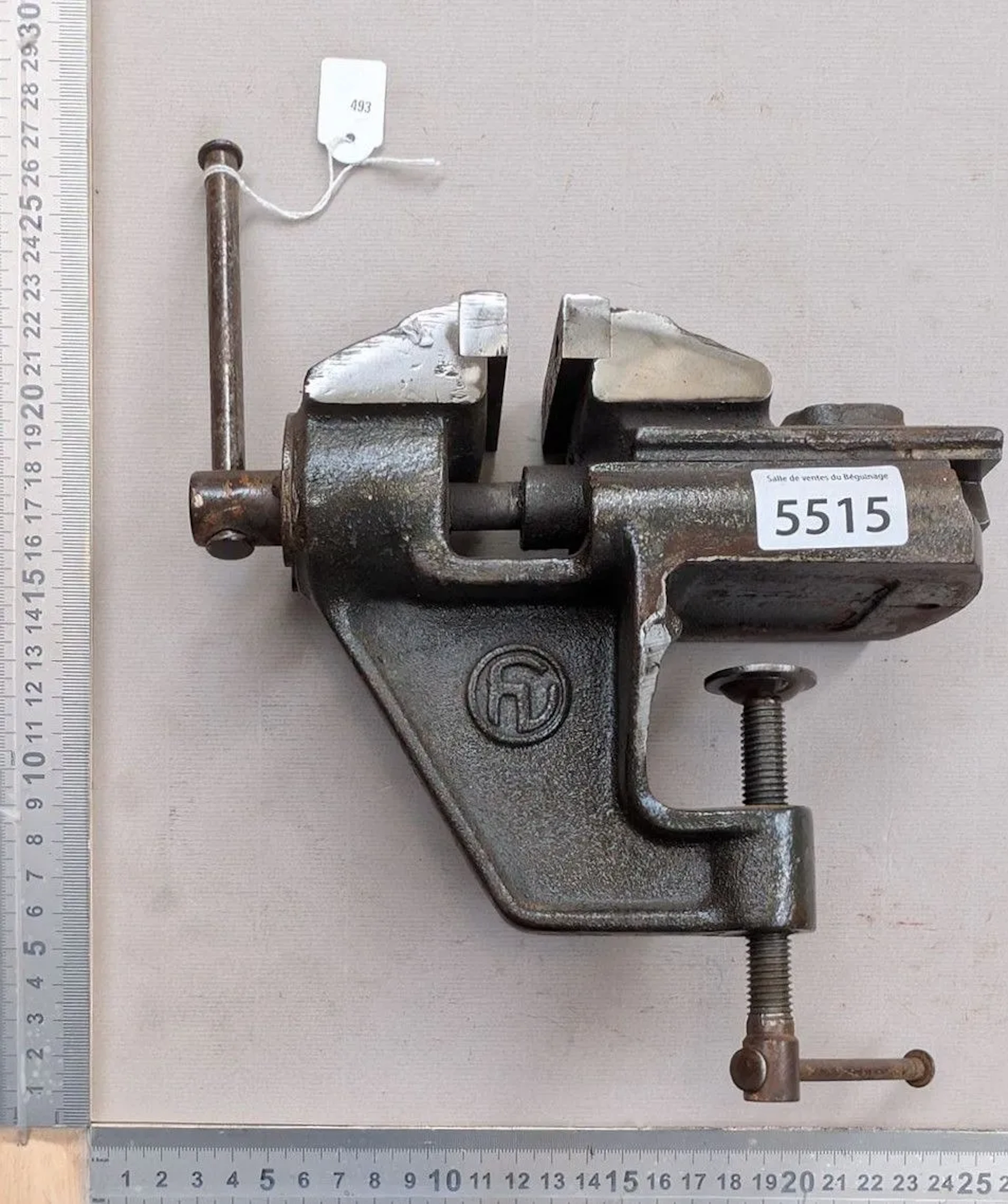 Old small vise - See photos for dimensions and condition
