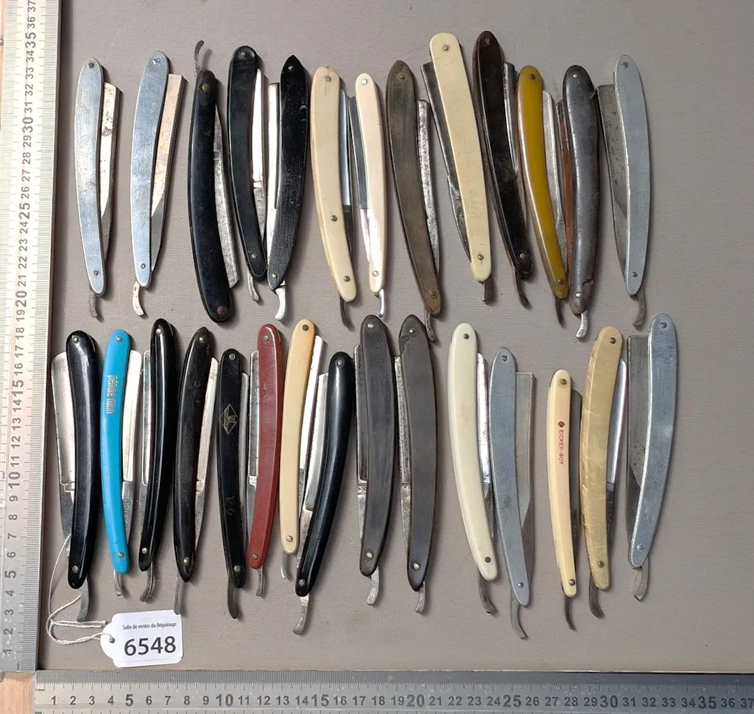 28 vintage razor blades - See photos for dimensions and condition