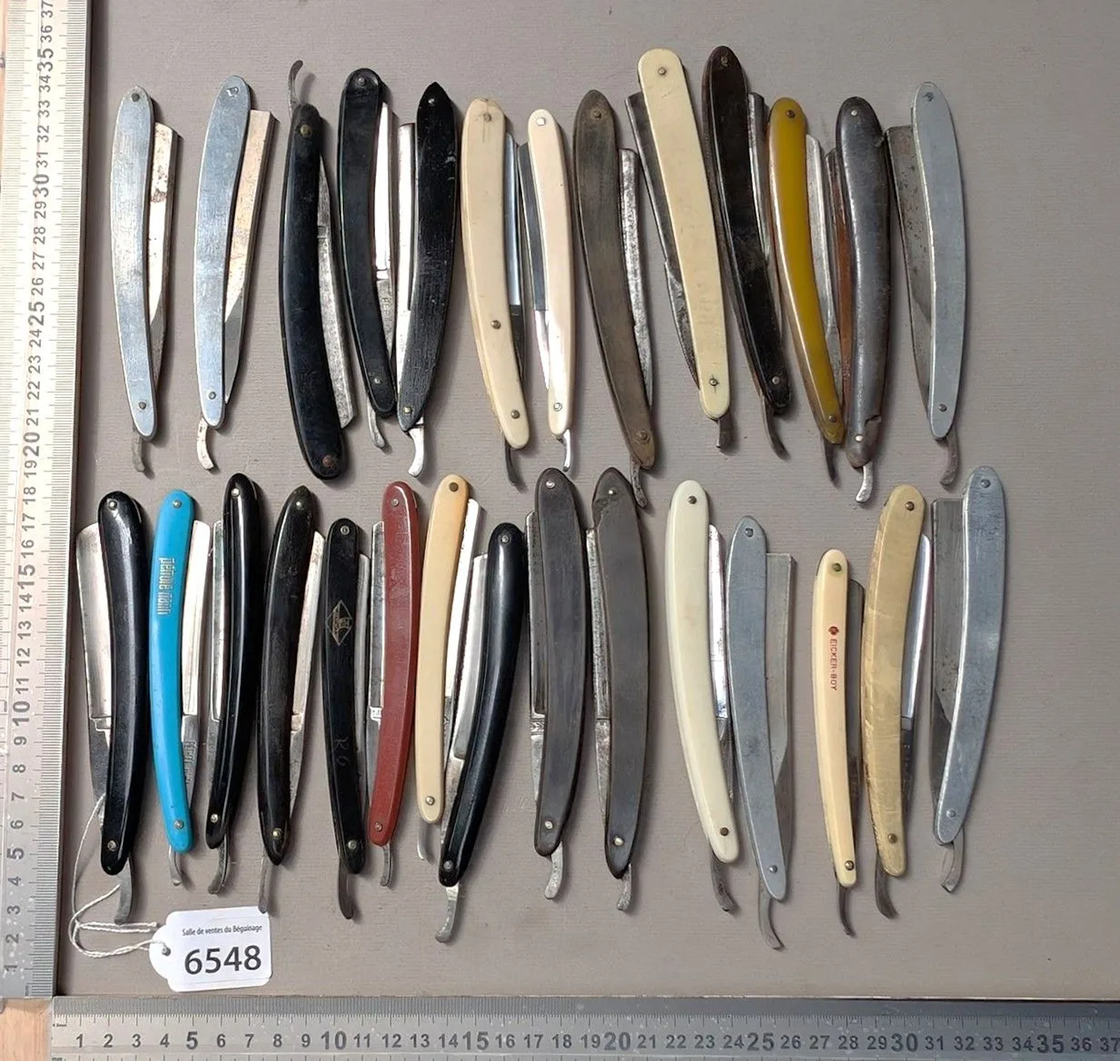 28 vintage razor blades - See photos for dimensions and condition