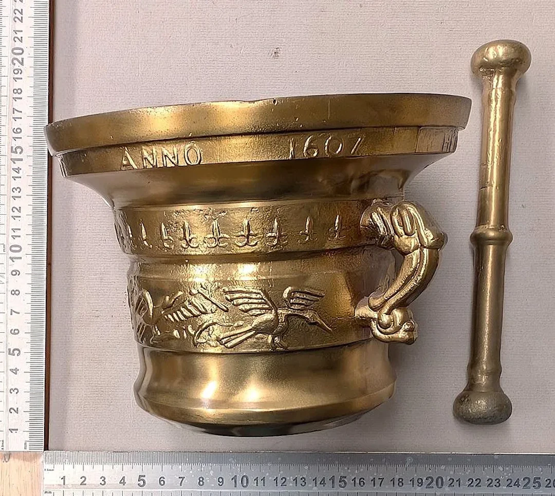 Bronze mortar and pestle—see photos for dimensions and condition