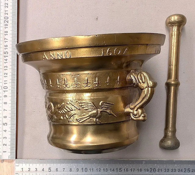 Bronze mortar and pestle—see photos for dimensions and condition