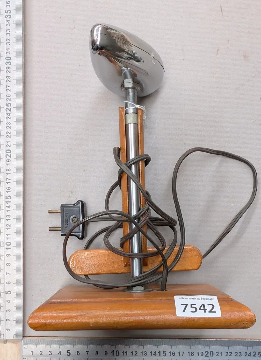 1 antique hat iron—see photos for dimensions and condition