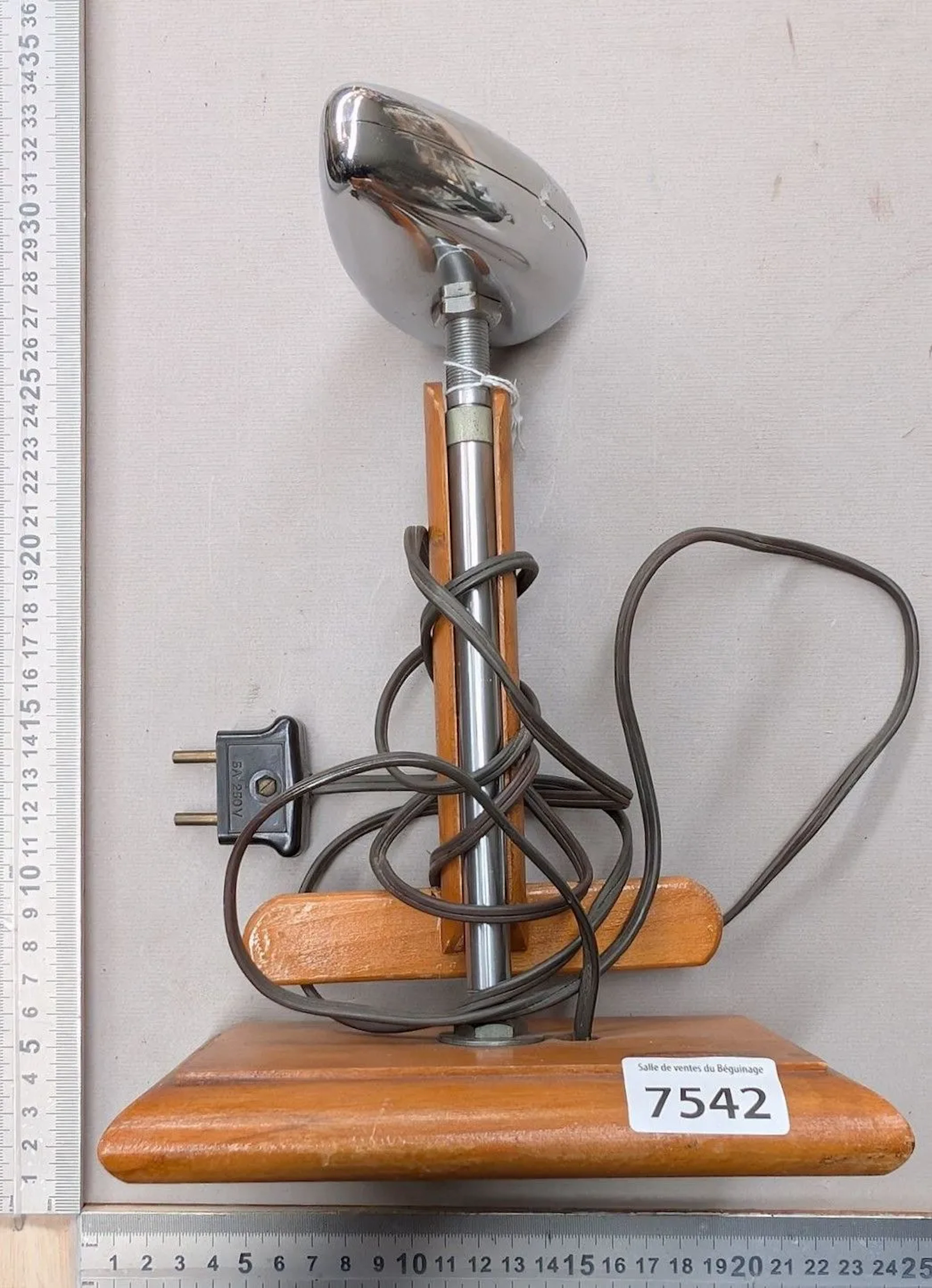 1 antique hat iron—see photos for dimensions and condition