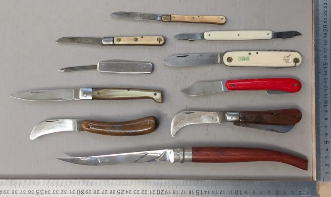 Set of antique knives or pocket knives—see photos for dimensions and condition