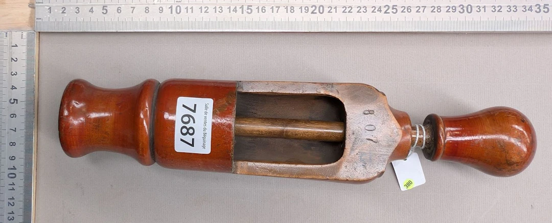 1 antique wooden corker - See photos for dimensions and condition