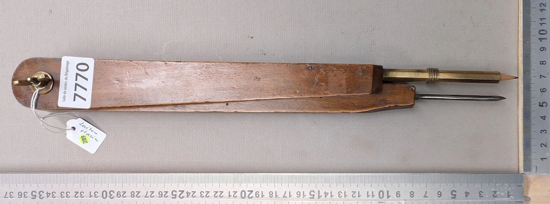 Very beautiful wooden compass - See photos for dimensions and condition