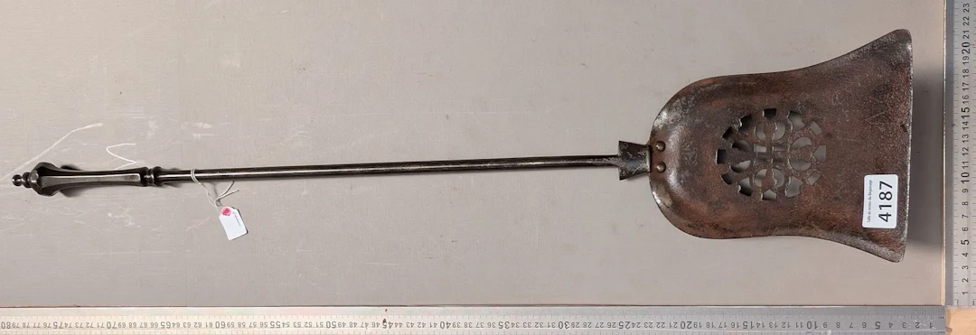 Antique kitchen utensil and fireplace - See photos for dimensions and condition