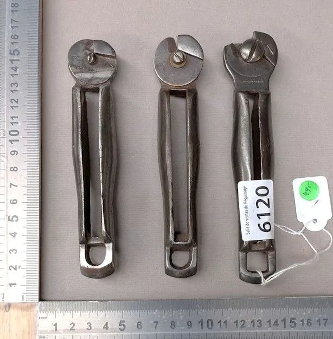 3 leather-punching pliers - See photos for dimensions and condition