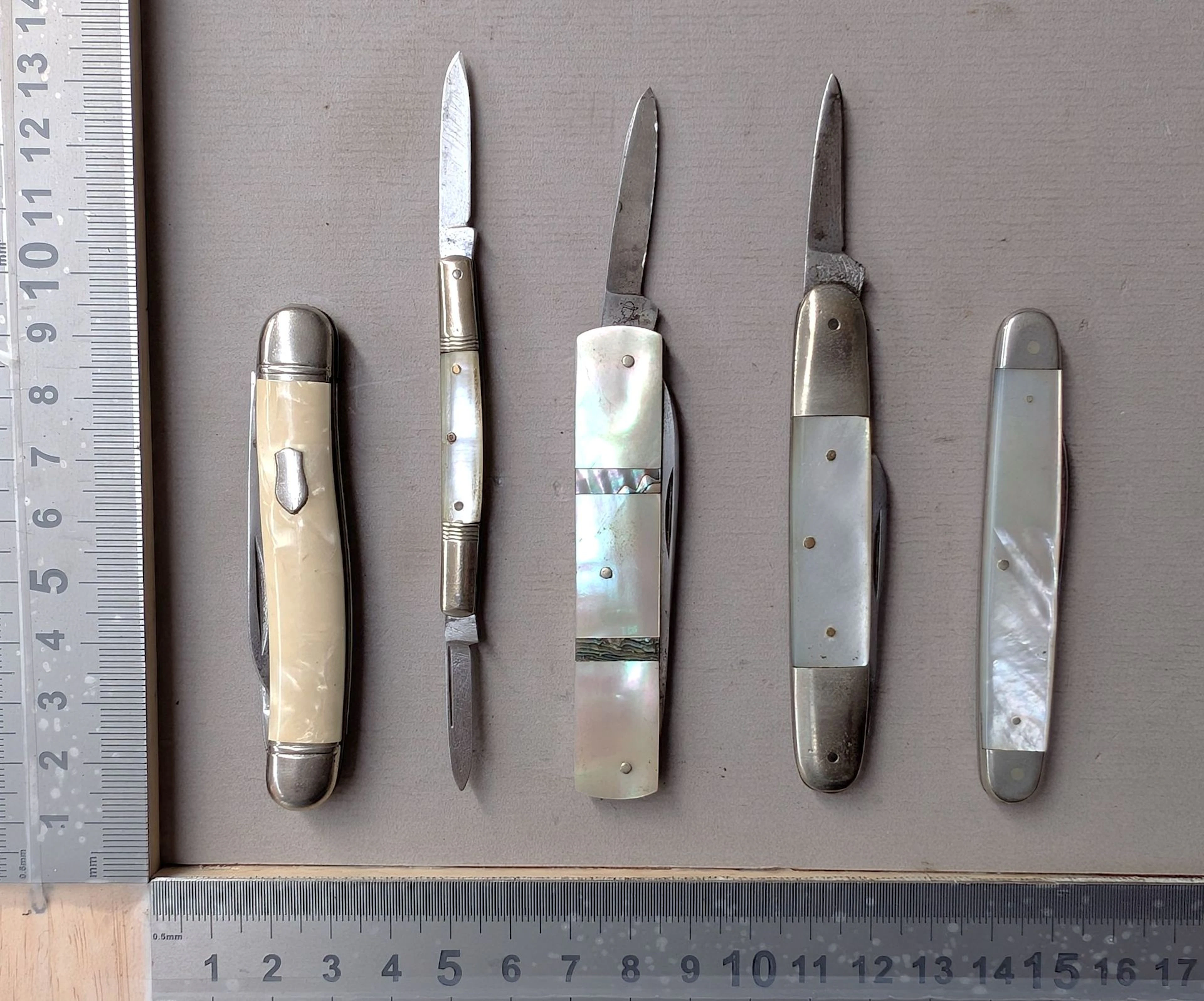 5 antique pocket knives—see photos for dimensions and condition