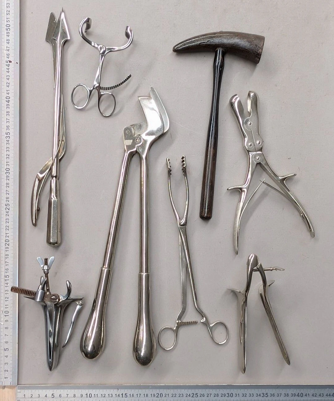 8 medical instruments + case - See photos for dimensions and condition