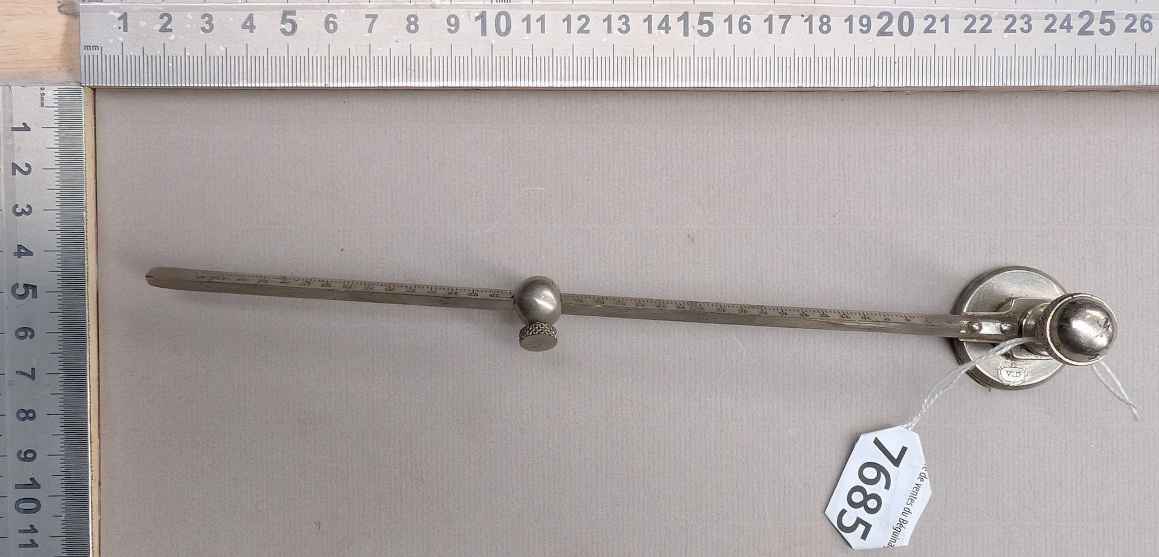 1 sliding bronze measuring cup - See photos for dimensions and condition