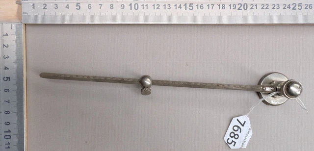 1 sliding bronze measuring cup - See photos for dimensions and condition