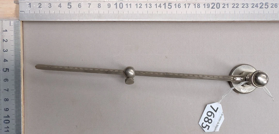 1 sliding bronze measuring cup - See photos for dimensions and condition