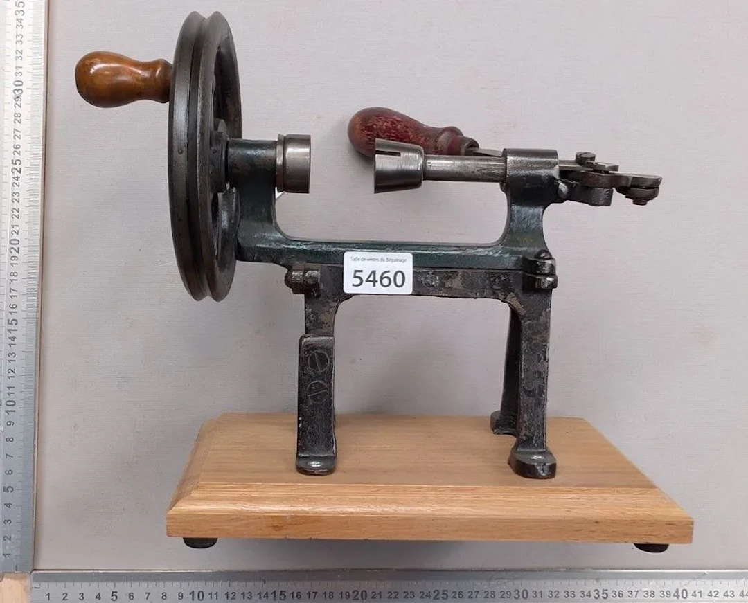 1 cartridge holder on a wooden base—see photos for dimensions and condition