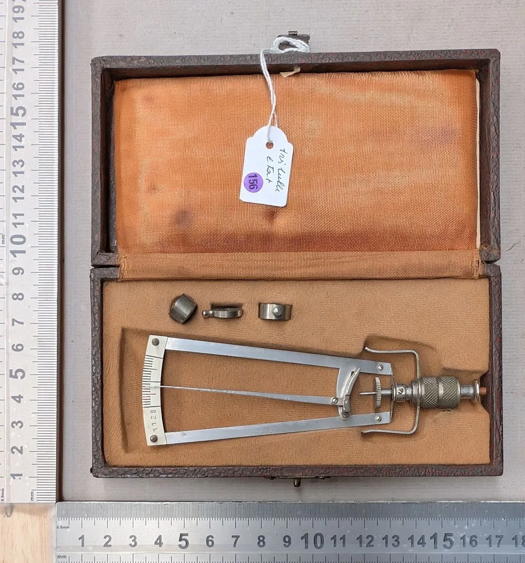 1 vintage sphygmomanometer in its box, in very good condition—see