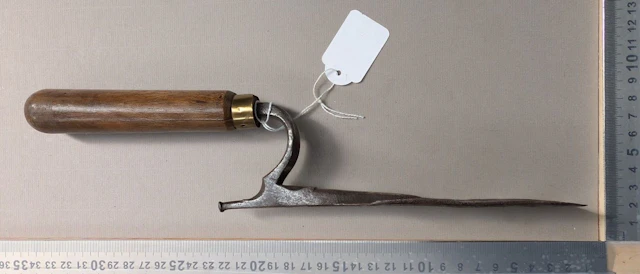 1 farrier's hoof pick for cleaning horses' hooves—see photos for dimensions