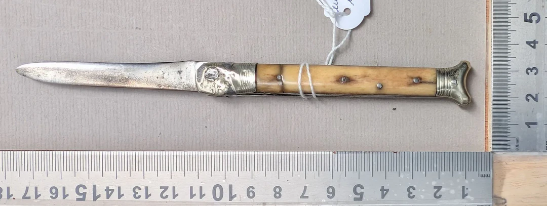 Antique single-blade pocket knife—see photos for dimensions and condition