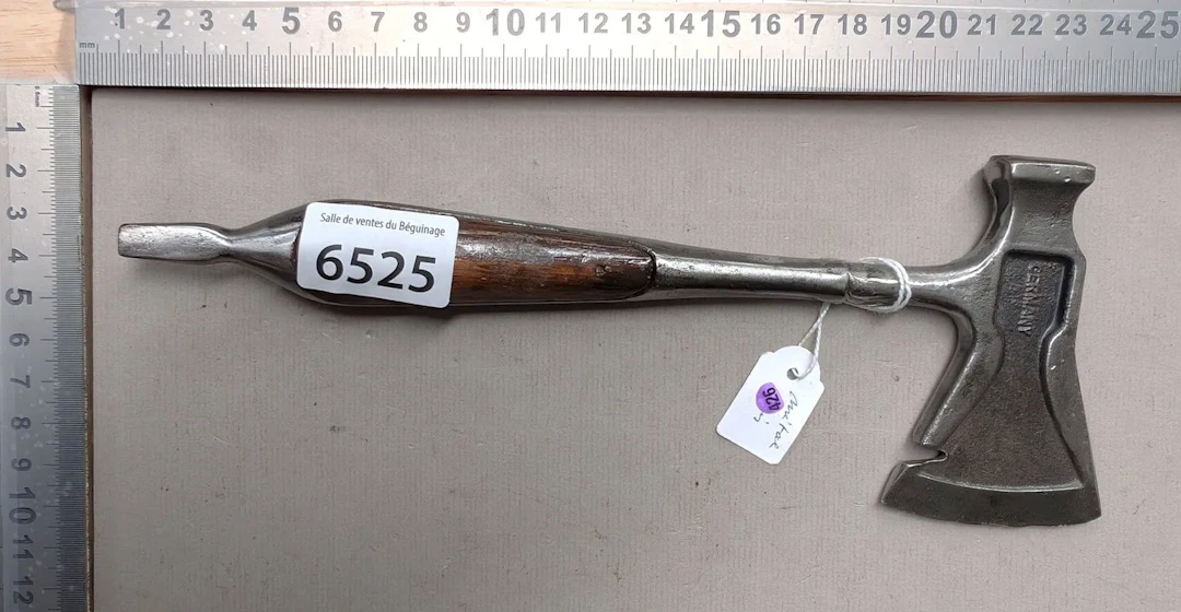 1 small antique multifunction axe—see photos for dimensions and condition