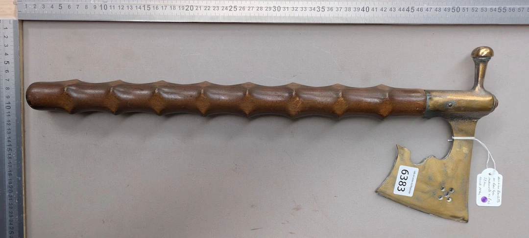 Antique brass hatchet with a 52 cm wooden handle—see photos for dimensions