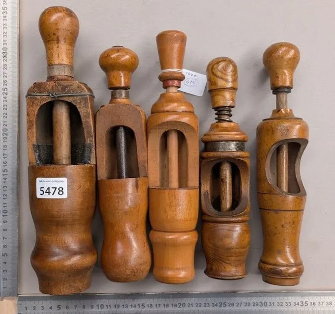 5 hand-operated corking tools made of turned wood (bottle corkers)