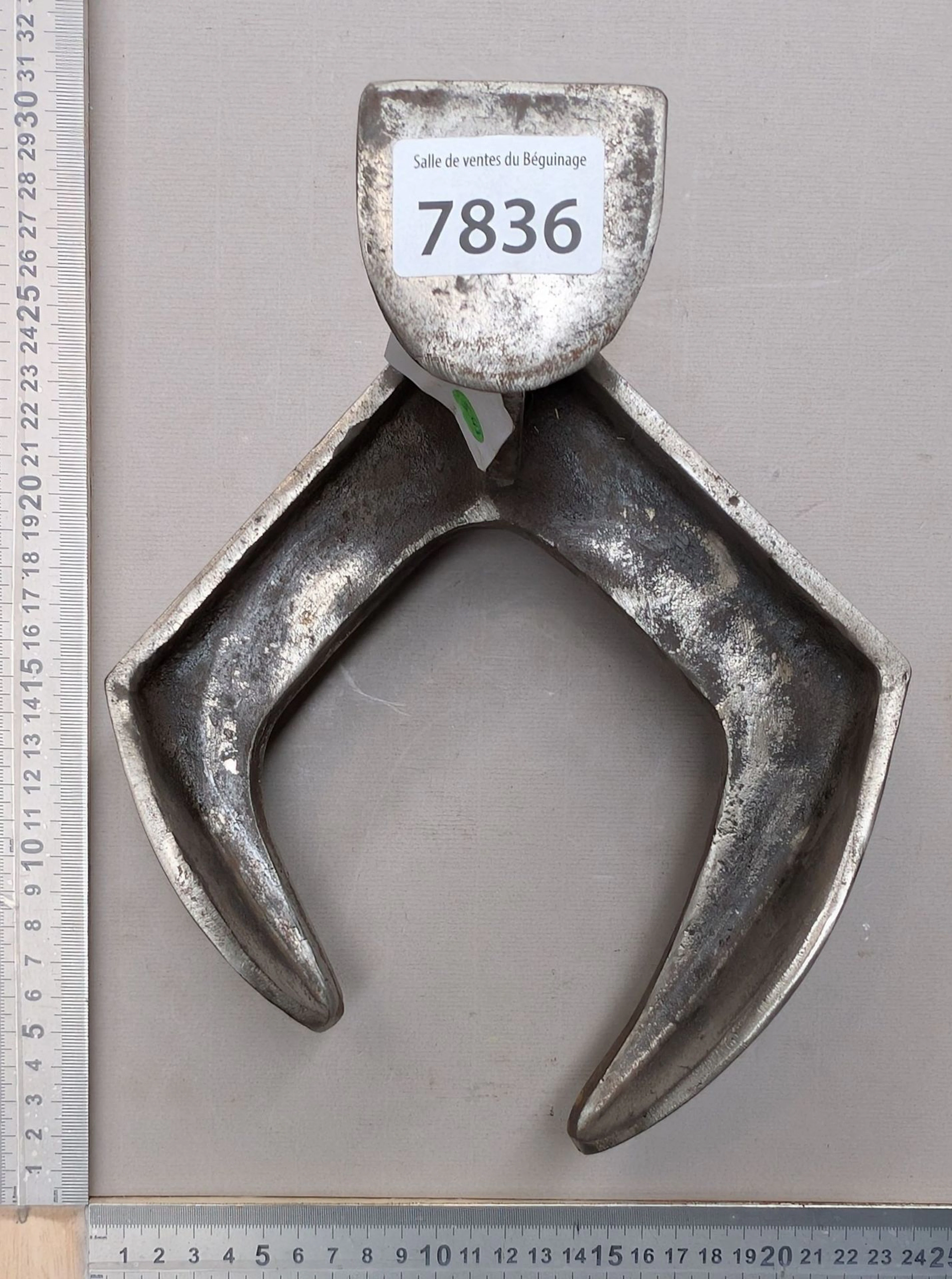 1 antique cast-iron cobbler's block—see photos for dimensions and condition