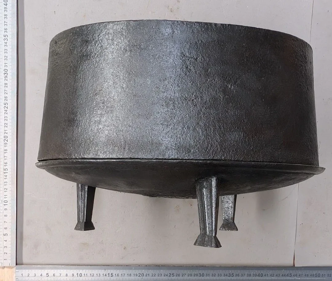 18th-century cast-iron pot on 4 legs, 14 kg—see photos for dimensions