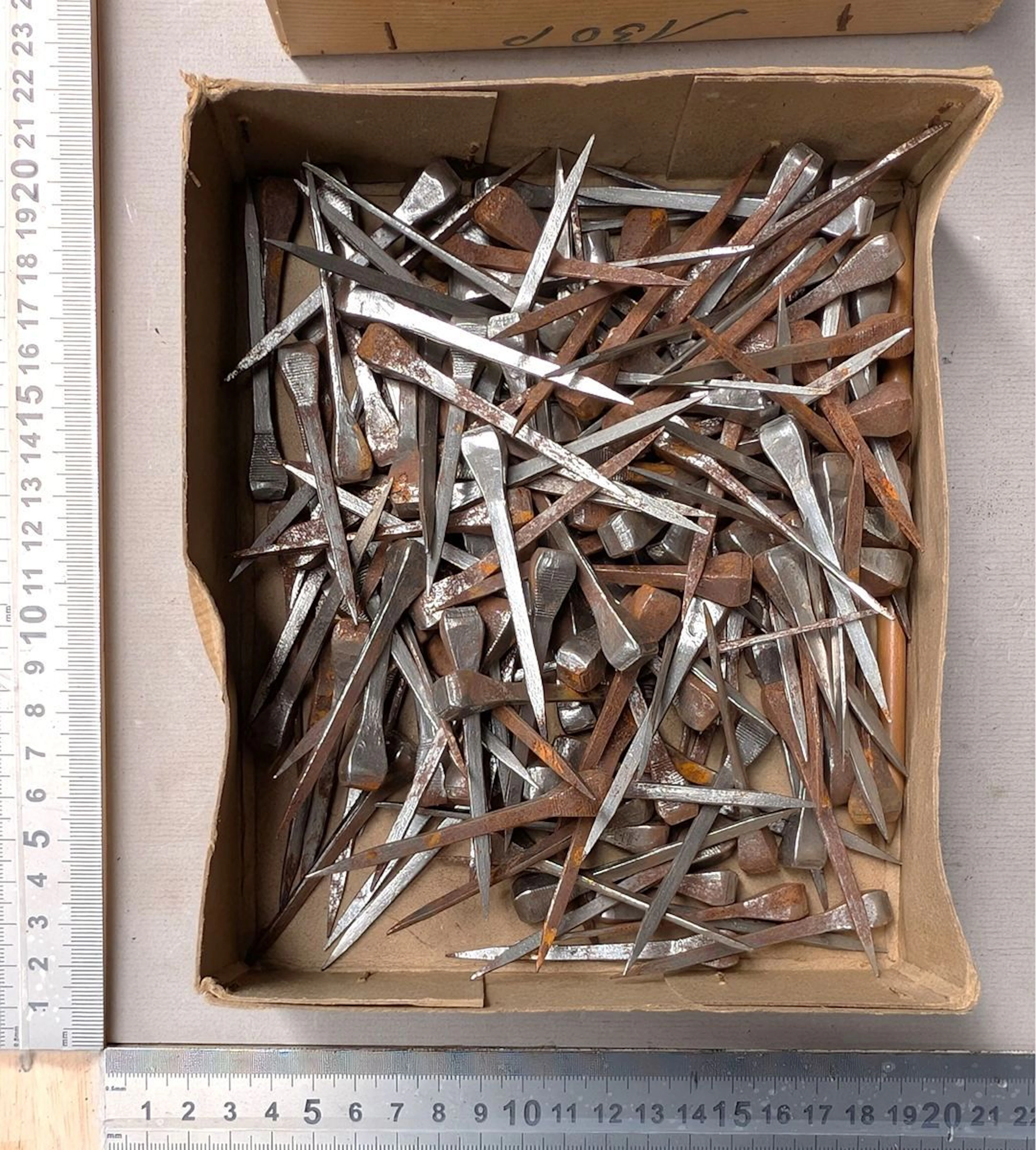160 horse shoes - See photos for dimensions and condition
