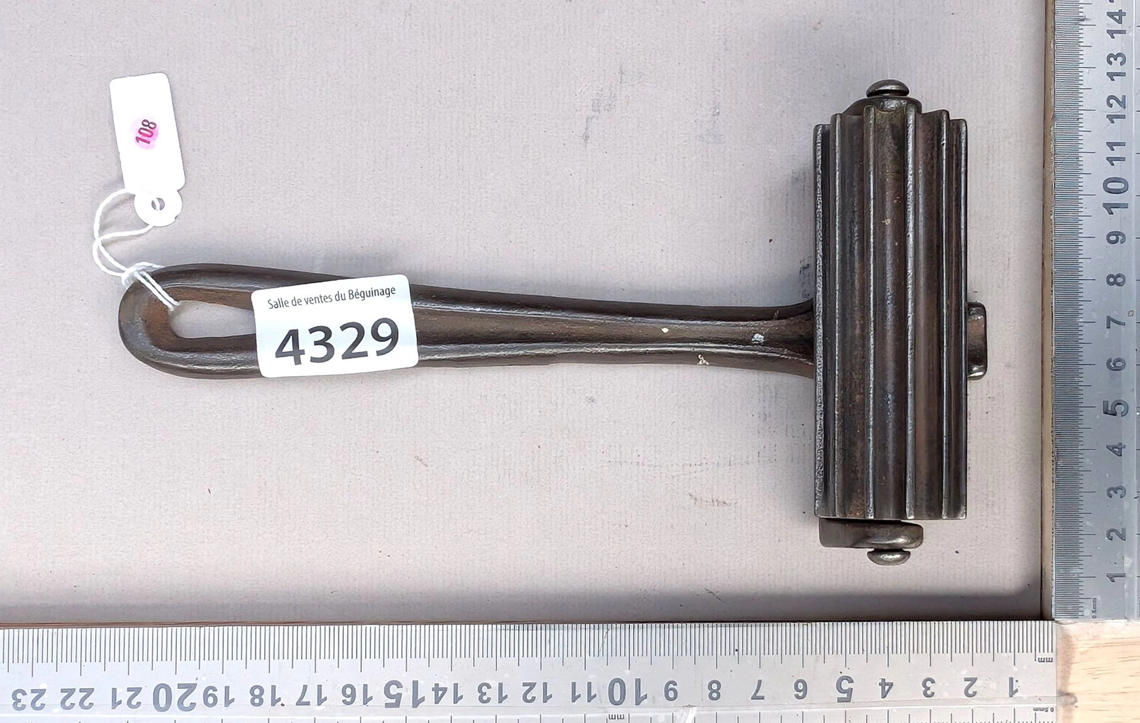 Antique iron - See photos for dimensions and condition