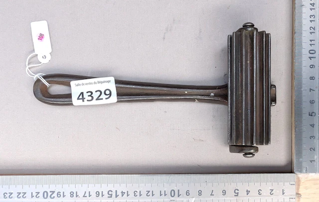 Antique iron - See photos for dimensions and condition