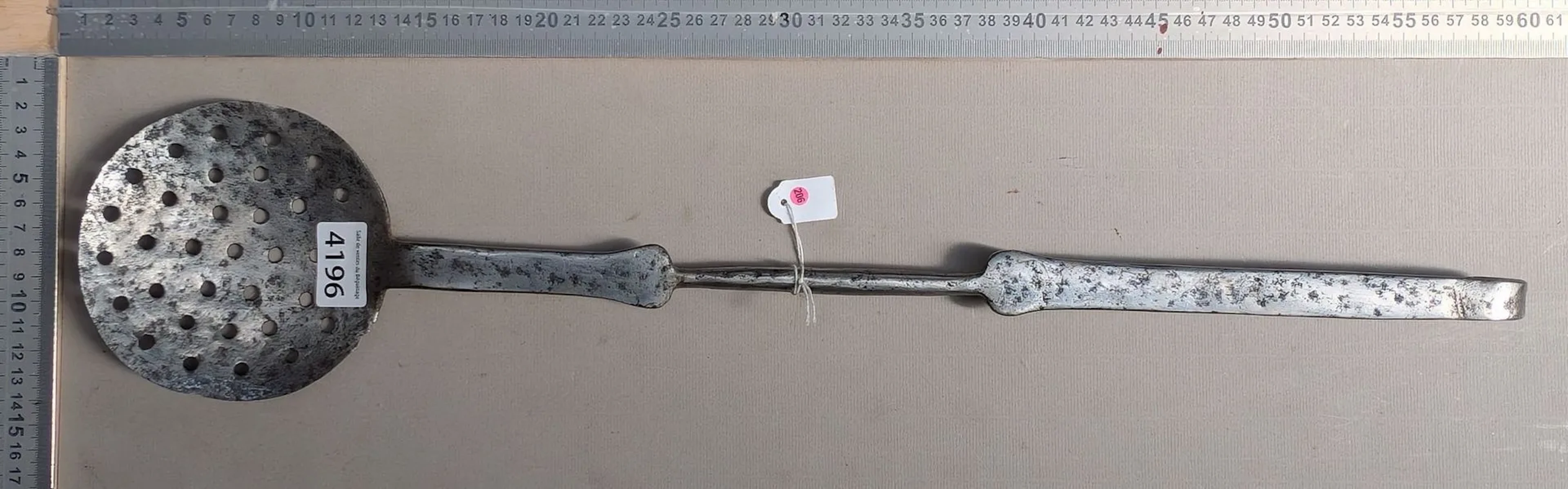 Antique kitchen utensil and fireplace - See photos for dimensions and condition