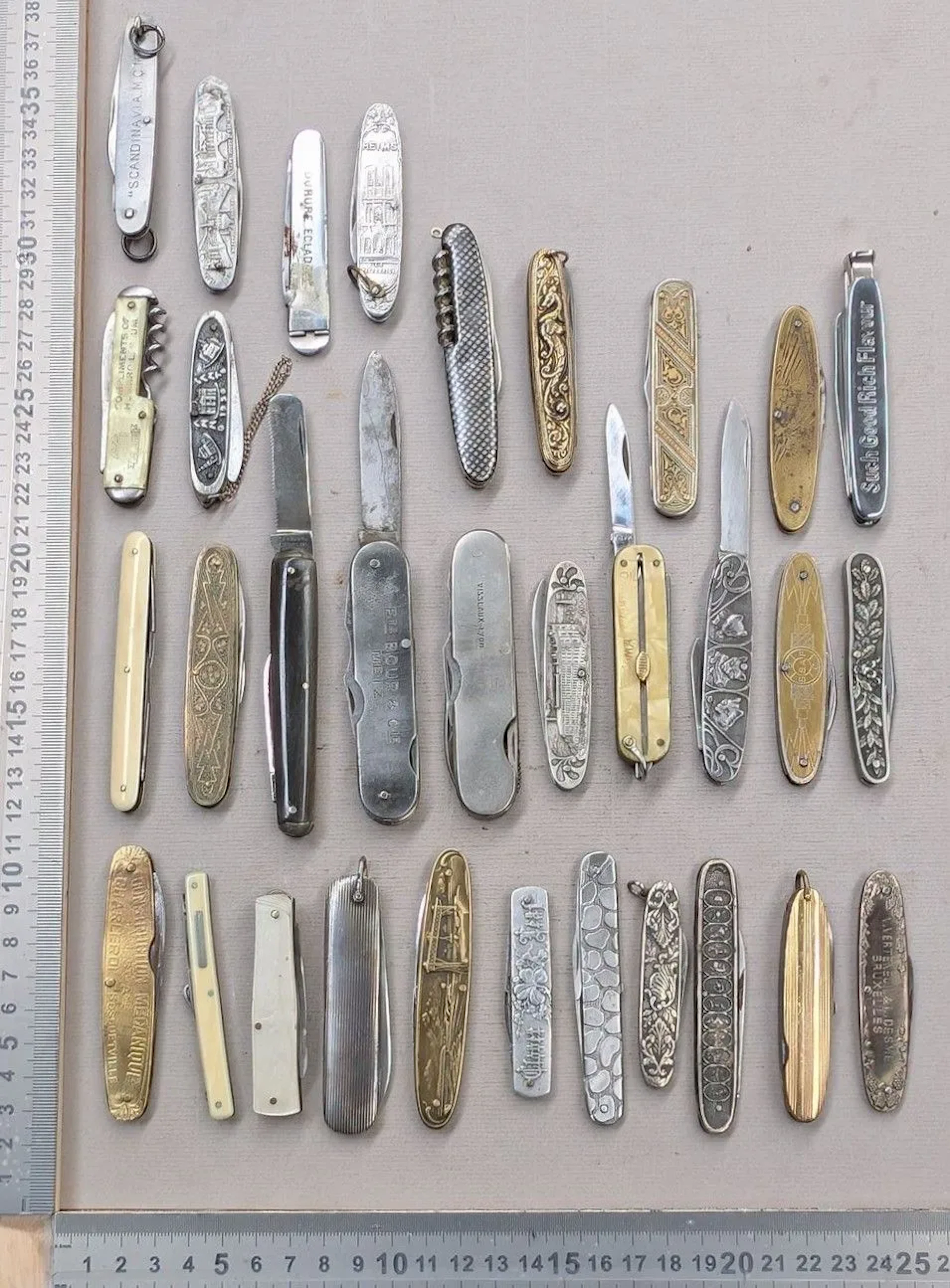 Set of 32 antique pocket knives from 1900—see photos for dimensions