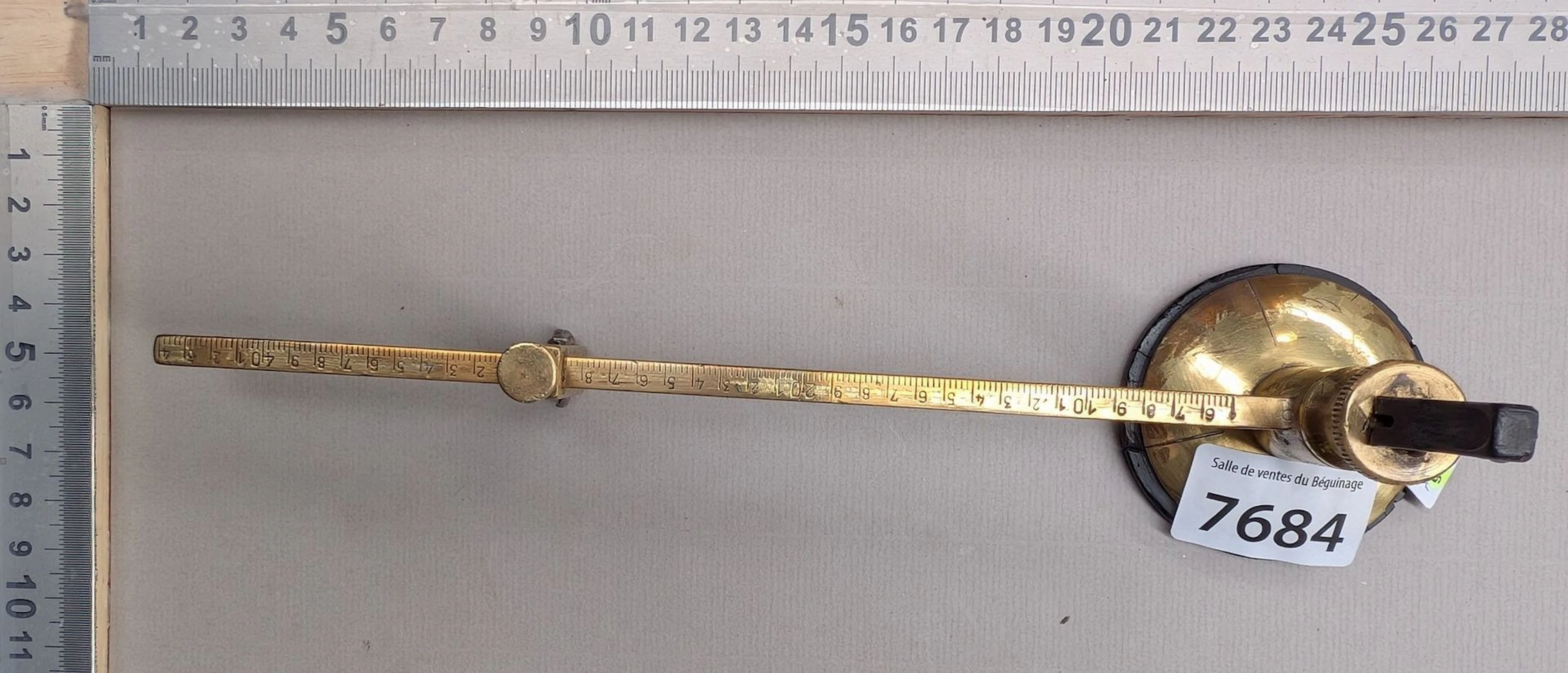 1 sliding bronze measuring cup - See photos for dimensions and condition