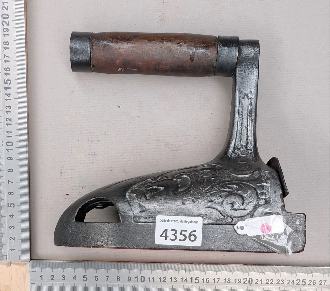 Antique iron - See photos for dimensions and condition
