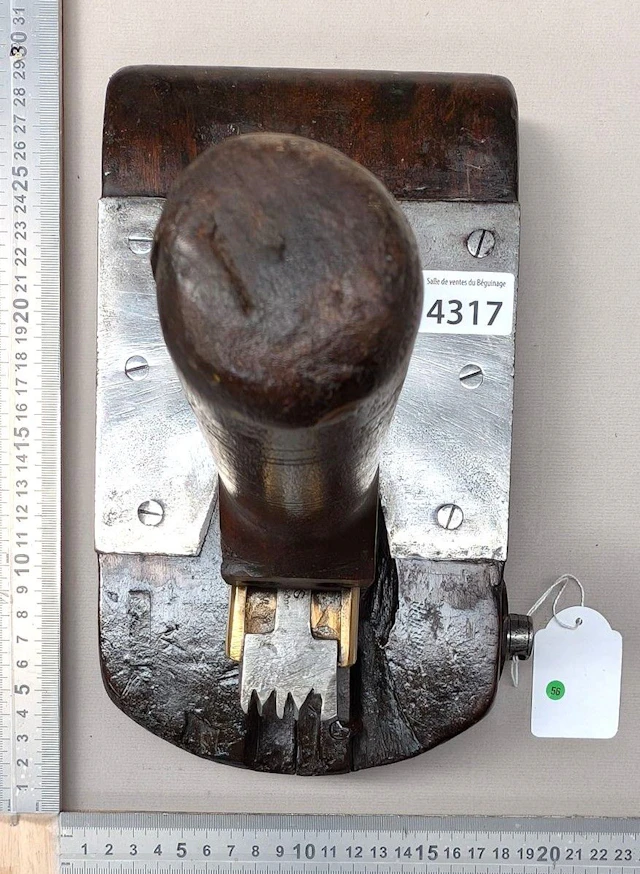 1 antique plane—see photos for dimensions and condition