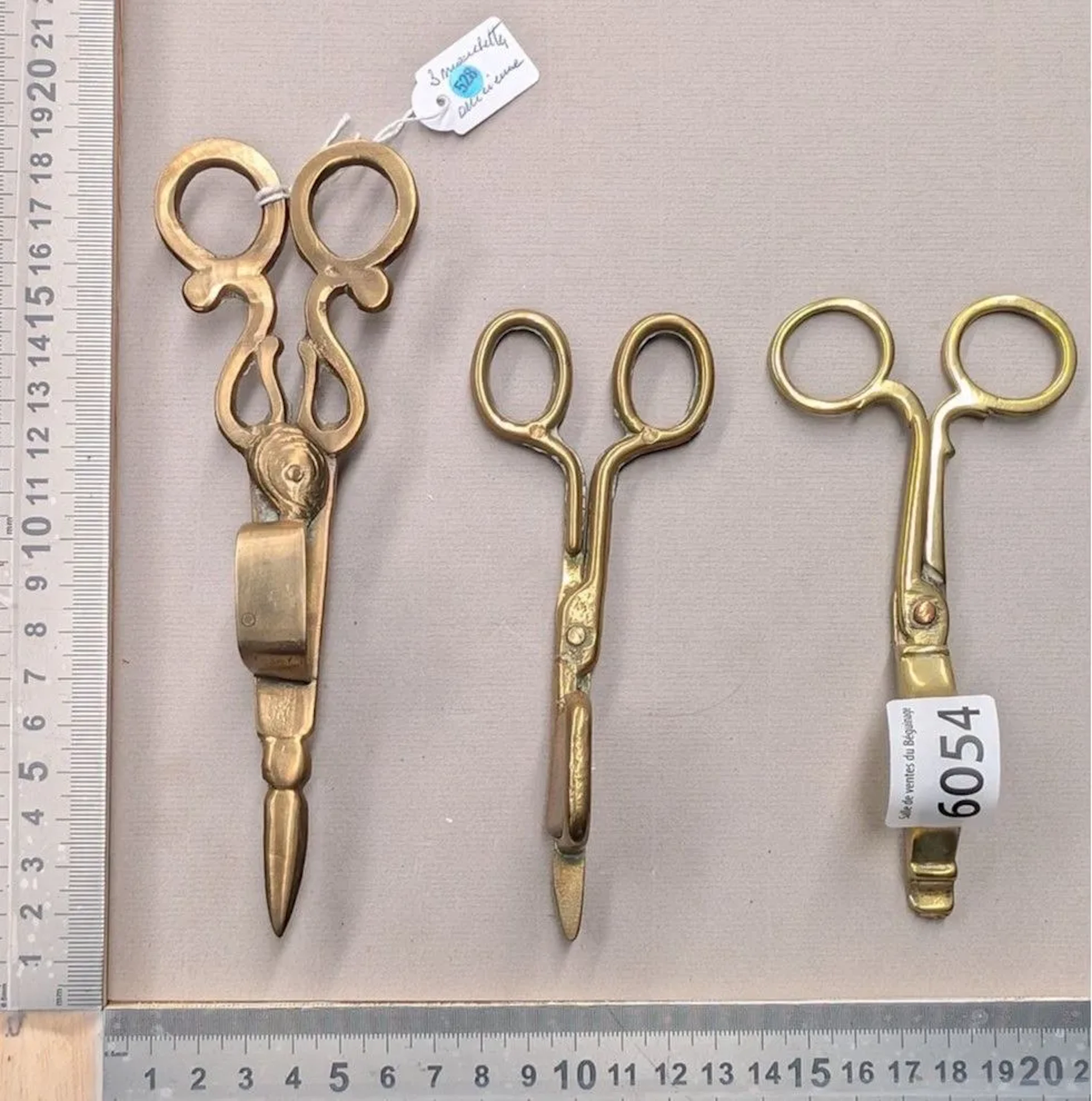 3 antique brass fly swatters - See photos for dimensions and condition