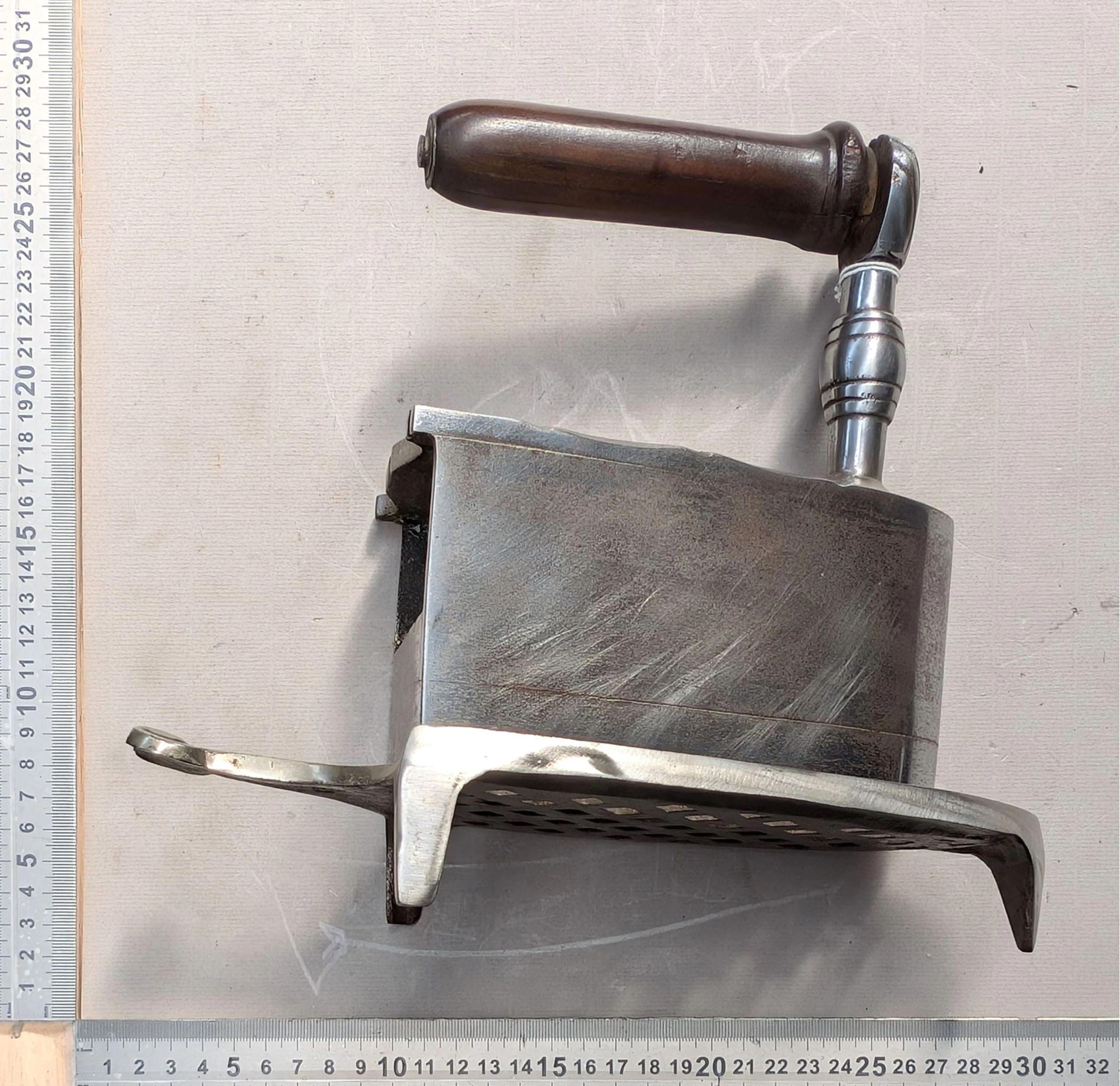 Vintage iron - See photos for dimensions and condition