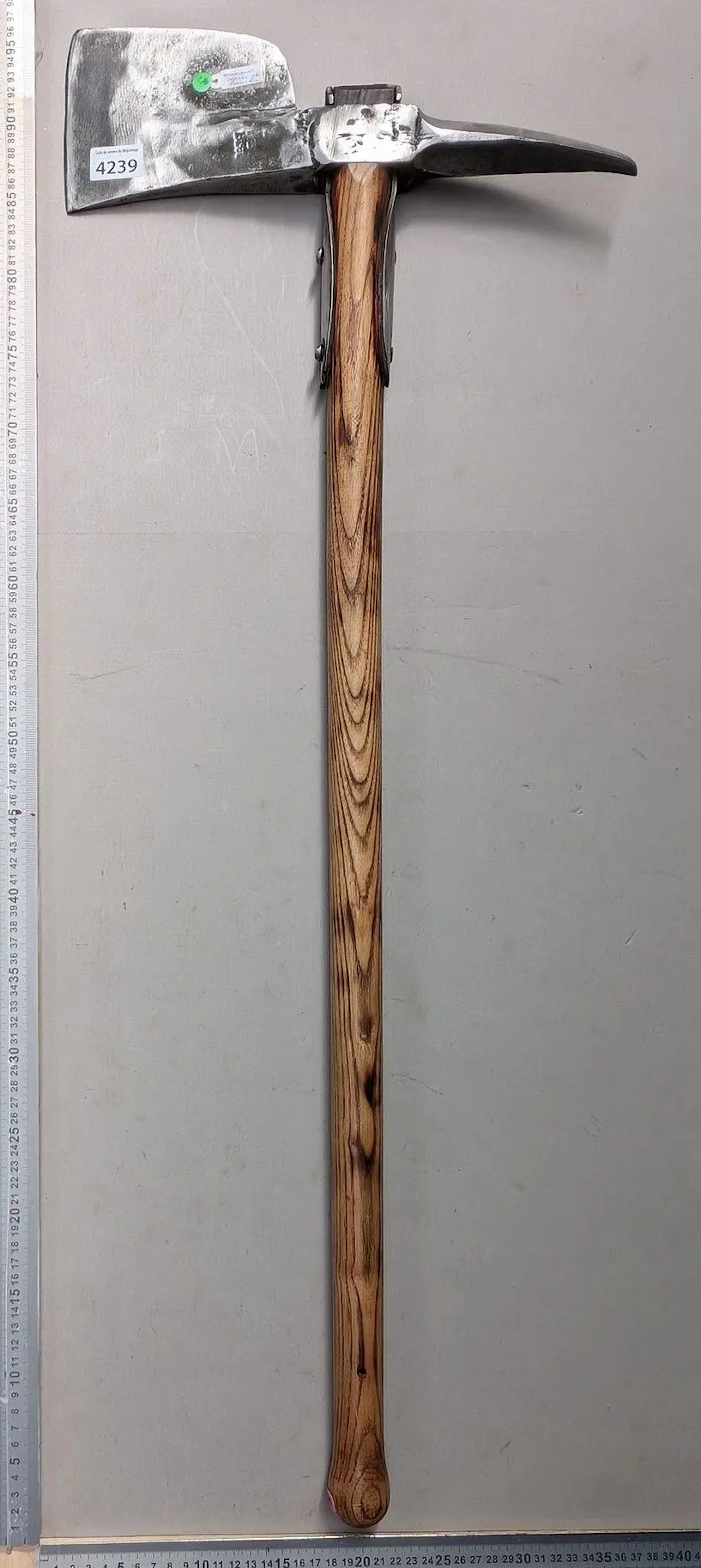 1 antique butcher's axe—see photos for dimensions and condition