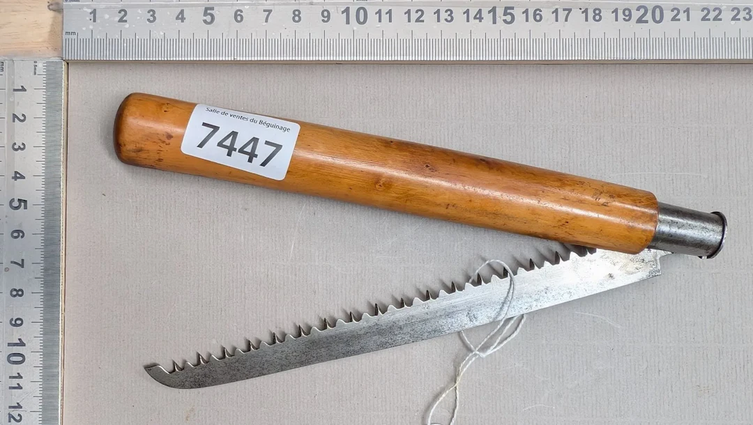 1 old small folding saw—see photos for dimensions and condition