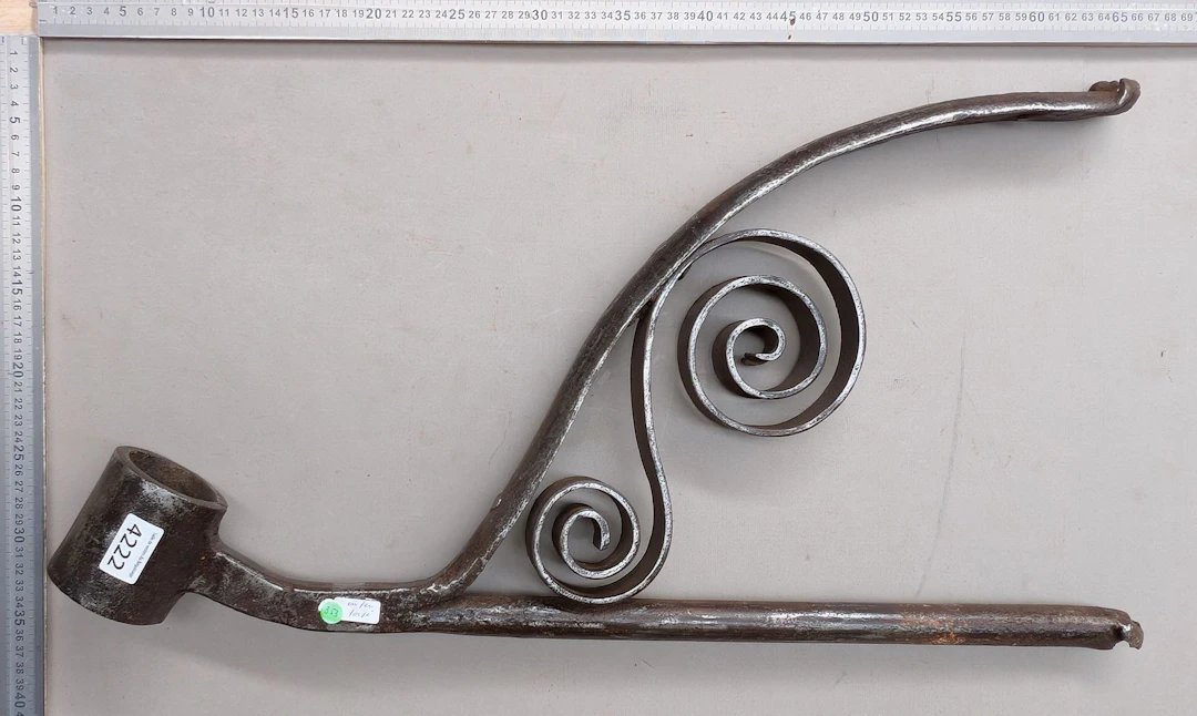 1 antique wrought-iron flagpole - See photos for dimensions and condition