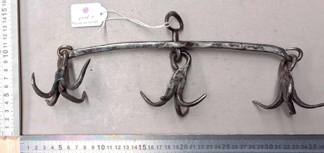 1 antique well hook—see photos for dimensions and condition