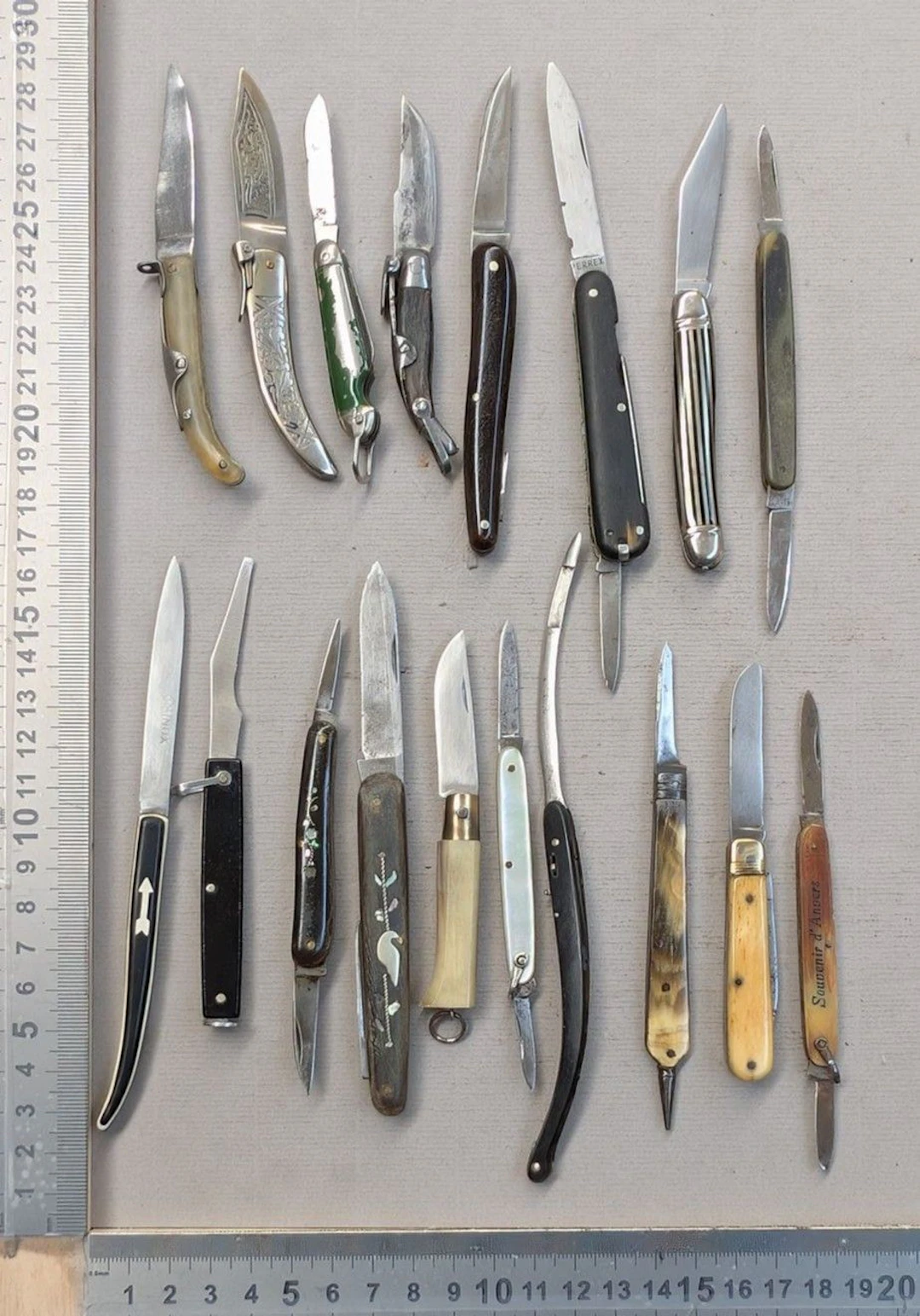 Set of 18 antique French and European pocket knives, 1900–1920 — See