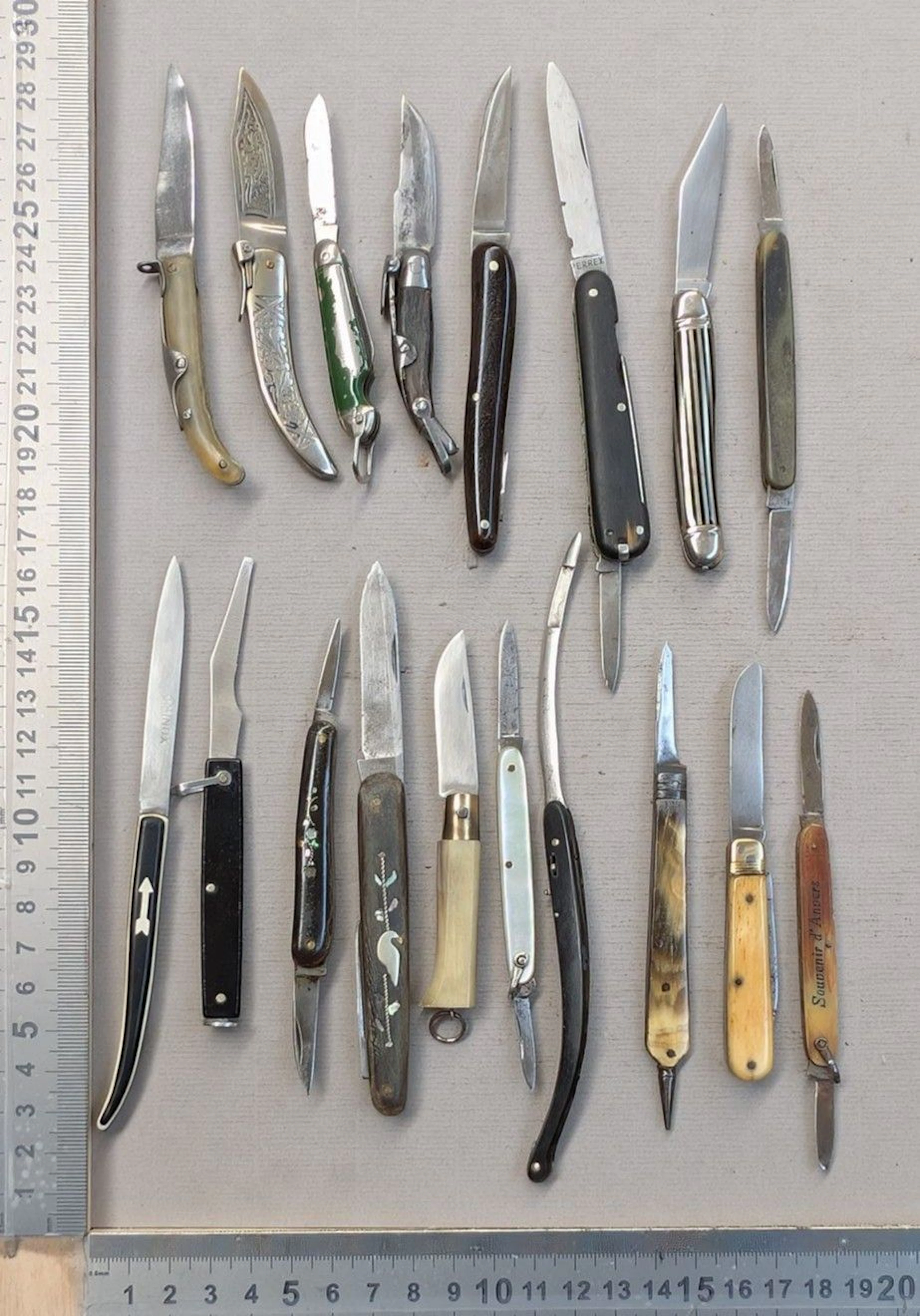 Set of 18 antique French and European pocket knives, 1900–1920 — See