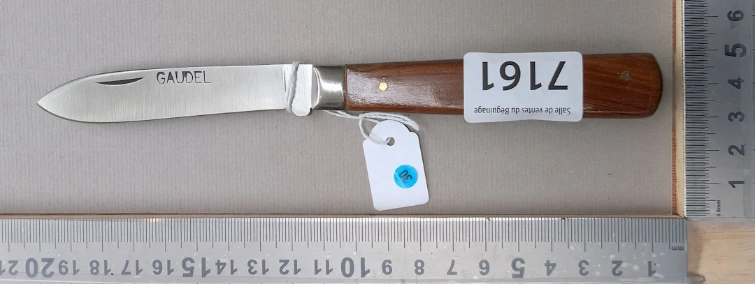 Antique pocket knife with wooden handle (folding) - See photos for
