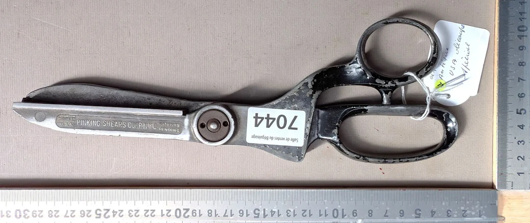 Vintage pair of U.S. scissors with a special cut—see photos for dimensions